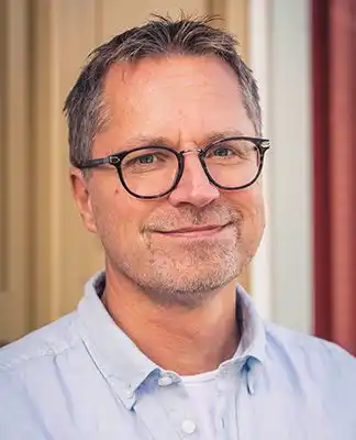 Fredrik Backman Chef för utvecklingsteam på WinLas Sverige, Kollar in i kameran och ler.